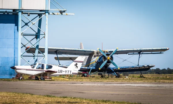 Самолеты Пропеллера на взлетно-посадочной полосе — стоковое фото