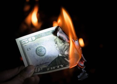 Elli dolarlık banknot yakıyor. ABD mali krizi, tecrit ve enflasyon