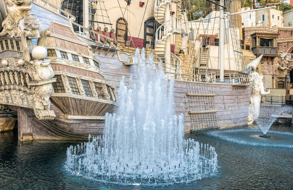  Лас-Вегас, Невада, США - 18 июня 2017 года: Treasure Island Hotel and Casino, the front of one of the most luxurious and famous hotels and casinos in Las Vegas. Экскурсия по Стрип Стрит