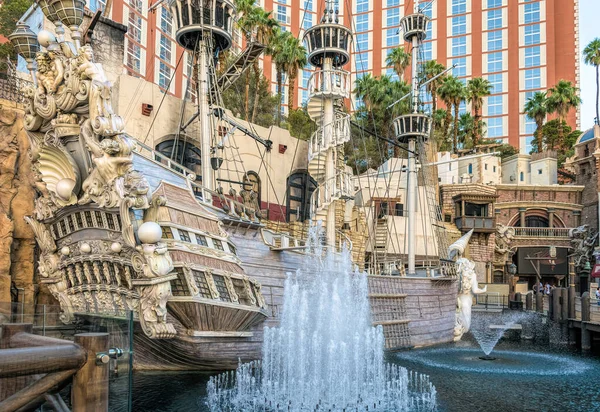  Las Vegas, Nevada, ABD - 18 Haziran 2017: Hazine Adası Oteli ve Kumarhanesi, Las Vegas 'taki en lüks ve ünlü otel ve kumarhanelerden birinin önü. Strip Caddesi boyunca gündüz gezisi