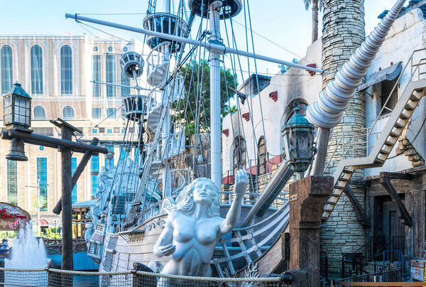  Лас-Вегас, Невада, США - 18 июня 2017 года: Treasure Island Hotel and Casino, the front of one of the most luxurious and famous hotels and casinos in Las Vegas. Экскурсия по Стрип Стрит