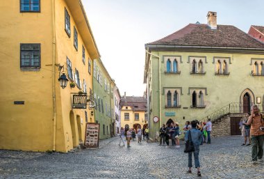 Sighisoara / Romanya - Haziran 06 2019: Romanya 'nın Transilvanya ilinin antik Sighisoara kasabasının topraklarındaki dar sokaklar ve güzel eski evler