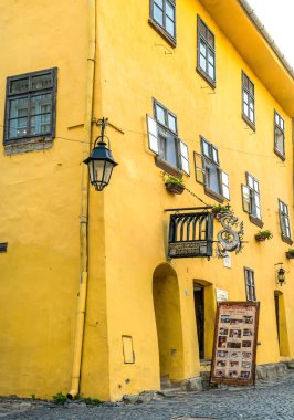 Sighisoara / Romanya - Haziran 06 2019: Romanya 'nın Transilvanya ilinin antik Sighisoara kasabasının topraklarındaki dar sokaklar ve güzel eski evler