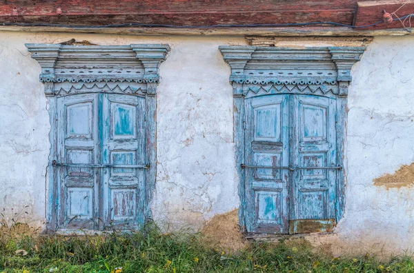 Régi Fából Készült Ablakok Egy Ősi Rusztikus Vályogházból — Stock Fotó