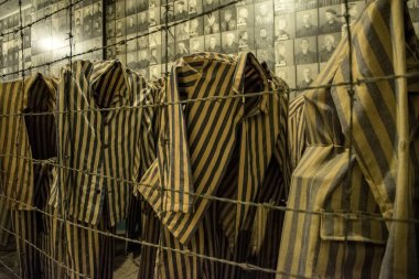Auschwitz / Polonya - 29 Kasım 2019: 2. Dünya Savaşı sırasında Polonya 'daki Auschwitz toplama kampında Nazi terörü sırasında işkence gören soykırım kurbanlarının çizgili üniformaları ve seri numarası