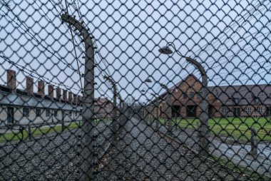 Auschwitz / Polonya - 29 Kasım 2019: Polonya 'daki toplama kampı ve Auschwitz-Birkenau ölüm kampı. 2. Dünya Savaşı sırasında Avrupa 'da Nazi Terörü ve Soykırımı Anıtı ve Müzesi