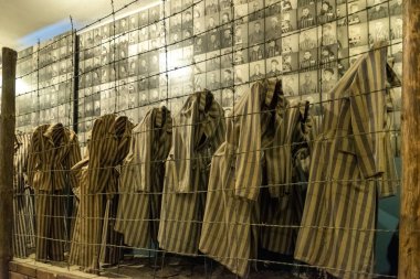 Auschwitz / Polonya - 29 Kasım 2019: 2. Dünya Savaşı sırasında Polonya 'daki Auschwitz toplama kampında Nazi terörü sırasında işkence gören soykırım kurbanlarının çizgili üniformaları ve seri numarası