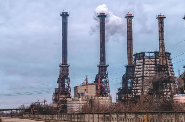 Tubos Industriales Una Planta Química Contaminación Atmosférica Por Humos Tóxicos — Foto de Stock
