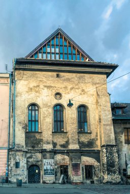 Krakow / Polonya - 29 Kasım 2019: Polonya 'nın Krakow kentindeki Yahudi mahallesindeki Yüksek Sinagog' un tarihi binası. Krakow 'daki eski Yahudi gettosunun bölgesi.