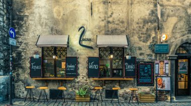 Krakow / Polonya - 30 Kasım 2019: Krakow, Polonya 'daki Kazimierz' in eski Yahudi mahallesinde kaldırımda bulunan kafe. Geleneksel Polonya ve Yahudi mutfağı. Tarihi cadde boyunca turist yürüyüşü