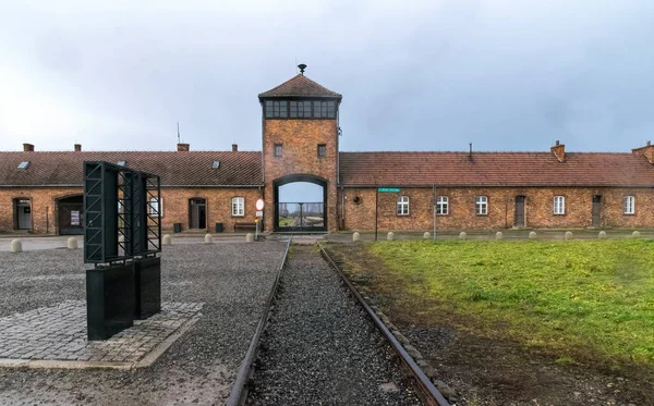 Auschwitz / Polonya - 29 Kasım 2019: Polonya 'daki toplama kampı ve Auschwitz-Birkenau ölüm kampı. 2. Dünya Savaşı sırasında Avrupa 'da Nazi Terörü ve Soykırımı Anıtı ve Müzesi