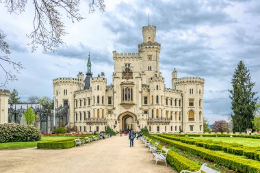 Hluboka nad Vltavou, Çek Cumhuriyeti - 03 Mayıs 2020: Çek Cumhuriyeti 'nin güneyindeki Hluboka nad Vltavou antik kalesi. Schwarzenberg Asil Konutu ve Bahar Bahçesi, ünlü simge