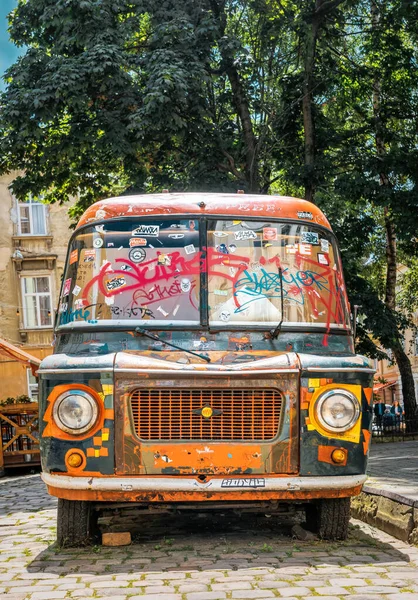 Lviv Cidade Ucrânia Julho 2019 Velho Minibus Enferrujado Pintado Tintas — Fotografia de Stock