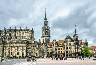 Dresden, Saksonya / Almanya - 02 Mayıs 2017: Eski Dresden tarihi bölgesi, Saksonya Almanya. Alman krallarının sarayının sarayı. Eski bir Alman şatosunun cephesi