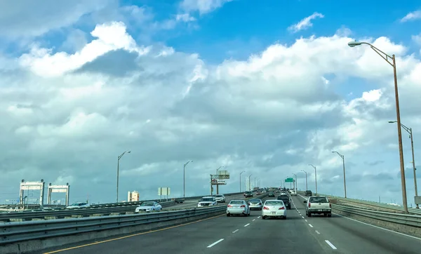 New Orleans, Louisiana - 24 Haziran 2018: New Orleans, Louisiana 'da çok şeritli otoyol ve arabalar. Modern ulaşım kavşağı. Amerika 'nın güneyine yaz seyahati