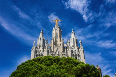 Barcelona, Katalonya, İspanya - 01 Ekim 2019: Barselona, Katalonya 'daki Tibidabo Dağı' ndaki Gotik Kutsal Kalp Kilisesi 'nin görkemli cephesi. Özenle dekore edilmiş ünlü Barselona mimarisi, popüler turistik mekan