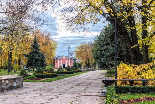 Leere Holzbänke Und Malerischer Herbstpark — Stockfoto