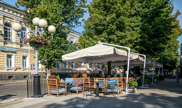 Gesloten Stoep Cafe Verlaten Ochtend Straat Van Oude Stad — Stockfoto
