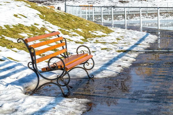 Panca Giardino Vuota Nel Parco Invernale — Foto Stock