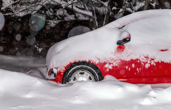 Met Sneeuw Bedekte Auto Die Vastzitten Sneeuwverschuivingen Blizzard Stad — Stockfoto