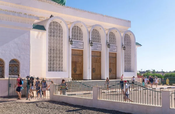 沙姆沙伊赫 2019年12月3日 光穿透El Salam Peace清真寺拱形窗户和一群游客进入埃及沙姆沙伊赫 具有明亮内部的新清真寺 — 图库照片