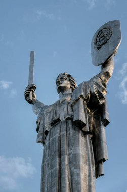 Kyiv / Ukrayna - 19 Ağustos 2020: Ukrayna 'nın Kiev kentindeki Ana Anavatanın görkemli çelik heykeli. Popüler turistik ilgi, vatanseverliğin sembolü, ulusal gurur ve özgürlük.