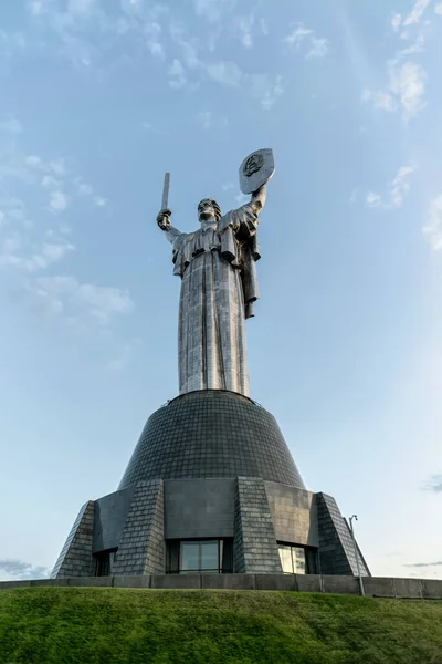 Kiev Ucrania Agosto 2020 Majestuosa Estatua Acero Madre Patria Kiev — Foto de Stock