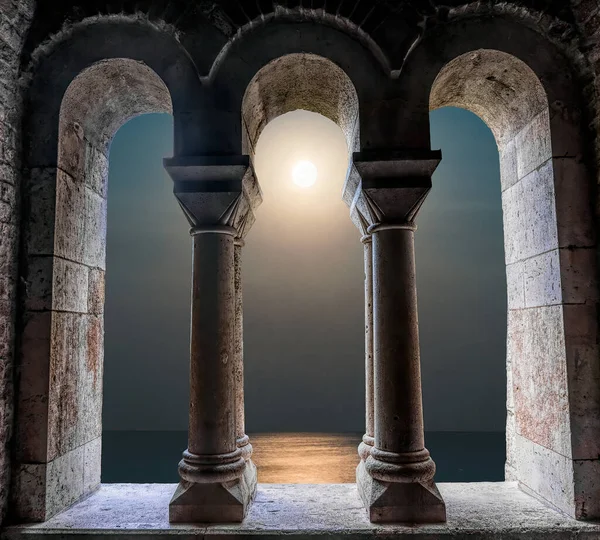 Gotik pencere ve ay ışığı