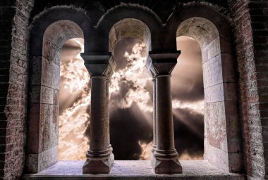 Güzel bir ortaçağ kemerli taş penceresi. Pencereden görkemli bir manzara. Mor bulutlar ve günbatımı