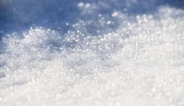 Donmuş su. Güneşte parlayan kar