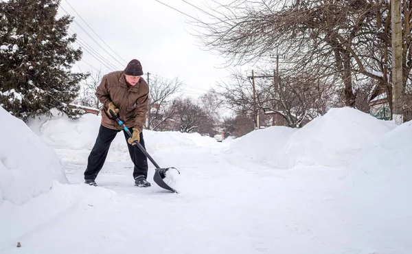 Een Man Met Een Schop Reinigt Baan Van Sneeuw — Stockfoto