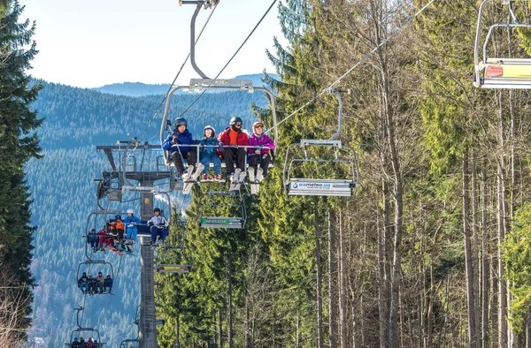 Aldeia Palianytsa Região Ivanofrankivsk Ucrânia Janeiro 2021 Esquiadores Snowboarders Descansando — Fotografia de Stock