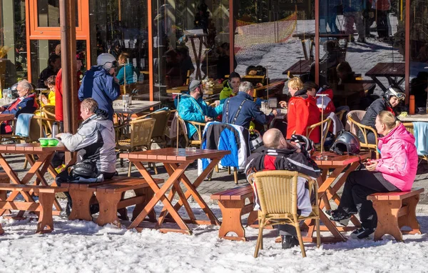 Palianytsa Vesnice Ivanofrankivsk Region Ukrajina Ledna 2021 Lyžaři Snowboardisté Odpočívají — Stock fotografie