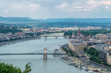 Budapeşte, Macaristan, 29 Ağustos 2019: Tuna Nehri köprüleri ve Macaristan 'ın başkenti Budapeşte' nin yazı. Avrupa 'nın antik metropol şehirlerine bir turist gezisi.