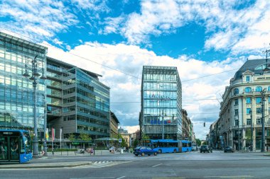 Budapeşte, Macaristan - 14 Temmuz 2019: Budapeşte şehir panoraması, Macaristan. Antik hükümet binalarının ön cephelerinde otoyoldaki arabalar. İş merkezi trafiğin yoğun olduğu saatte