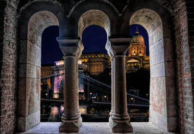 Antik Budapeşte, Zincir Köprüsü ve Tuna Nehri 'nin gece manzarası