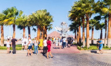 Sharm El Sheikh, Sina, Mısır 'daki Barış Meydanı' nda Barış Anıtı. Turistler popüler bir eğlenceyi ziyaret ediyorlar. Mısır tatil köyünü gezmek.