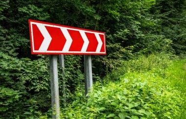 Orman yolu omuz ve dönüş işareti