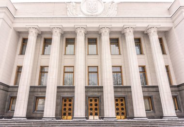 Kyiv, Ukrayna - Fabruary 13, 2021: Sütunlu görkemli mermer cephe, Verkhovna Rada binasının duvarları, Ukrayna Parlamentosu. En yüksek yasama organı. Ünlü hükümet binası ve Kiev şehrinin turistik merkezi.