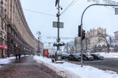 Kyiv, Ukrayna - Fabruary 13, 2021: Kiev şehrinin yayalar ve karla kaplı sokakları, kar yağışı ve kış şehirleri. Sokakta trafik sıkışıyor ve sürükleniyor. Avrupa 'da kış tatili