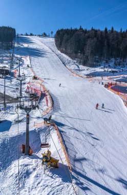 Palianytsa köyü, Ivanofrankivsk bölgesi, Ukrayna - 14 Ocak 2021: Kayakçılar ve snowboardcular Ukrayna 'nın Karpat dağlarındaki Bukovel kayak merkezinde dinleniyorlar. Aktif dinlenme ve tatiller 