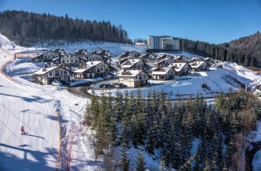 Palianytsa köyü, Ivanofrankivsk bölgesi, Ukrayna - 14 Ocak 2021: Kayakçılar ve snowboardcular Ukrayna 'nın Karpat dağlarındaki Bukovel kayak merkezinde dinleniyorlar. Aktif dinlenme ve tatiller