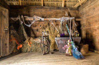 Kır Cadısının Ahşap Kulübesi ve Güzel Süpürgeler