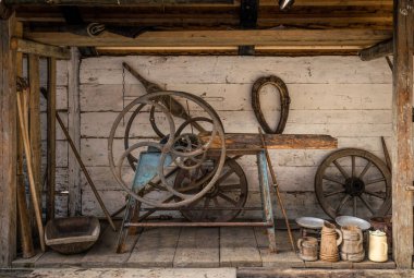 Kırsal alanda çalışmak için antika ev aletleri.