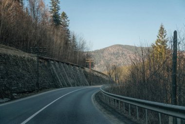  Baharın başlarında bir dağ geçidinde dolambaçlı bir yol