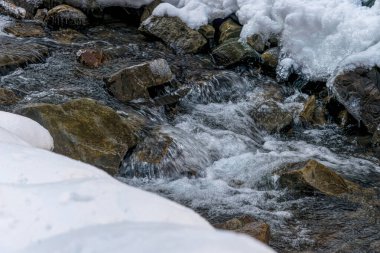 Şelale, akıntılı nehir ve soğuk kış dağ manzarası