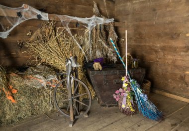 Kır Cadısının Ahşap Kulübesi ve Güzel Süpürgeler