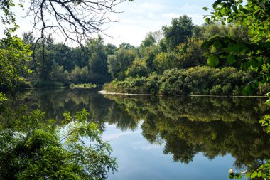 Nehrin üzerinde resimli bahar günbatımı