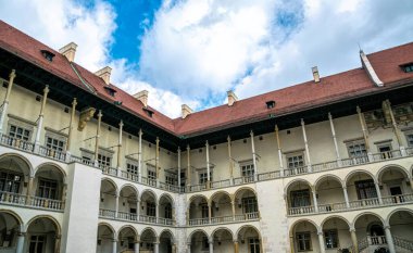 Krakow, Polonya - 01 Aralık 2019: Krakow, Polonya 'daki Ortaçağ Wawel Kraliyet Kalesi ve turist grupları Antik Gotik Mimari ve Polonya 'da popüler bir tarihi turistik cazibe. Antik başkentin mimarisi 