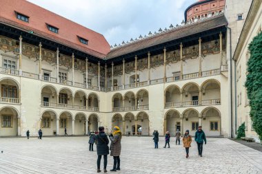 Krakow, Polonya - 01 Aralık 2019: Krakow, Polonya 'daki Ortaçağ Wawel Kraliyet Kalesi ve turist grupları Antik Gotik Mimari ve Polonya 'da popüler bir tarihi turistik cazibe. Antik başkentin mimarisi 